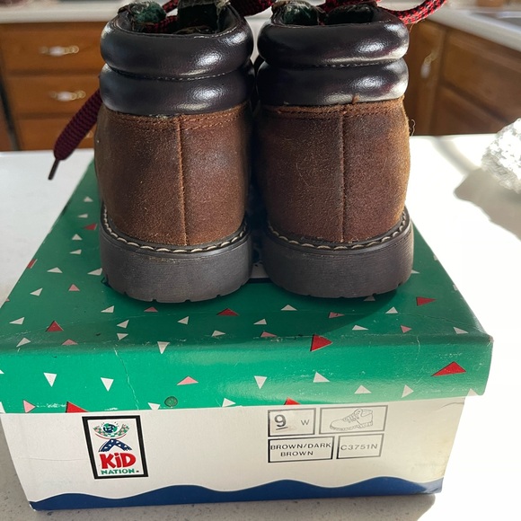 Vintage kids Brown Boots with Red Laces. Size 9 W - Picture 2 of 4
